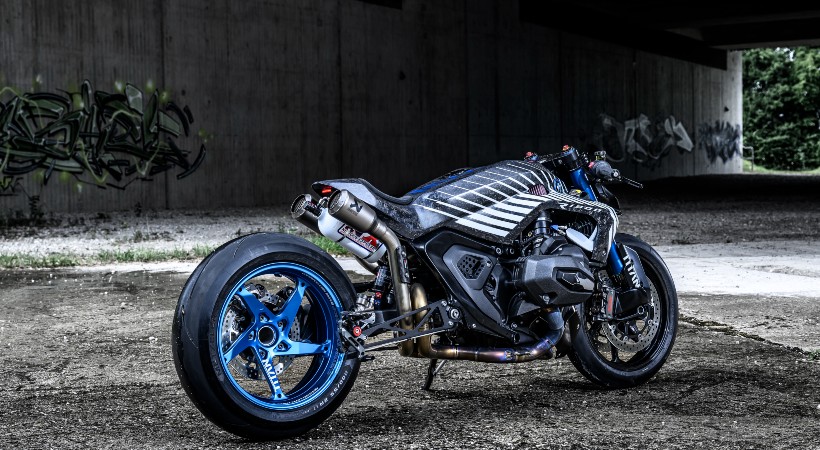 La suspensión Wilbers, hecha a medida, junto con un brazo oscilante extendido, mantienen la moto baja y optimizan la transferencia de potencia. Foto: BMW Motorrad