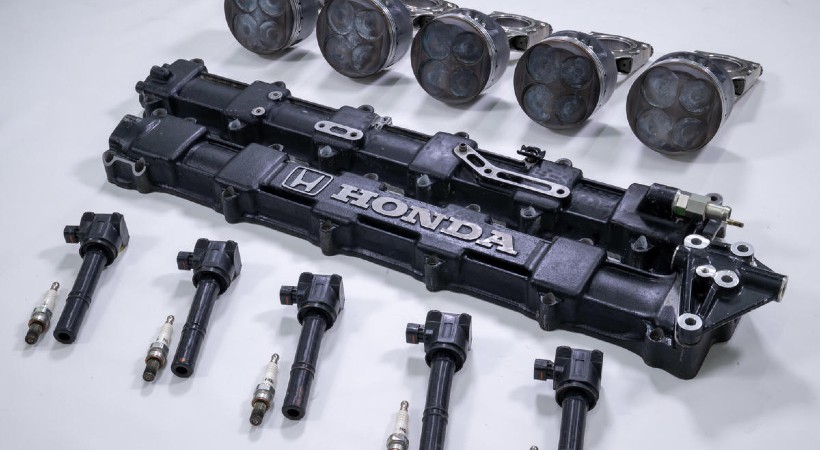 Se trata del bloque que impulsaba al McLaren Honda MP4/5B que fue desmontado y exhibido dentro de una elegante vitrina.Foto: Honda