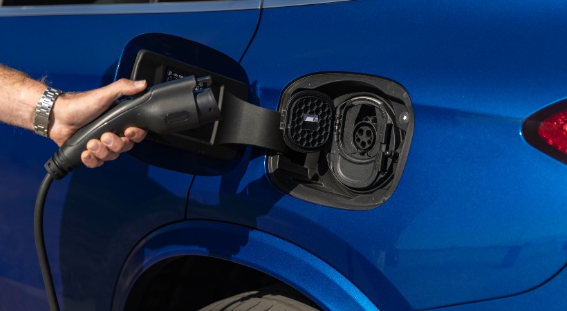 El GLC 350e combina un motor turboalimentado de cuatro cilindros —de serie en este modelo— con una batería de 24.8 kWh. Foto: Mercedes-Benz