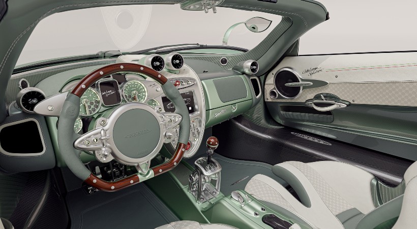 En el interior, luce un diseño renovado con bordados que recuerdan la icónica configuración de cuatro escapes de Pagani. Foto: Pagani