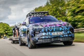 Video: Porsche Cayenne Electric se luce rompiendo récords y remolcando tres toneladas