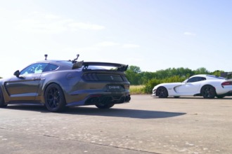 ¡Un duelo muy norteamericano! Dodge Viper vs. Ford Mustang
