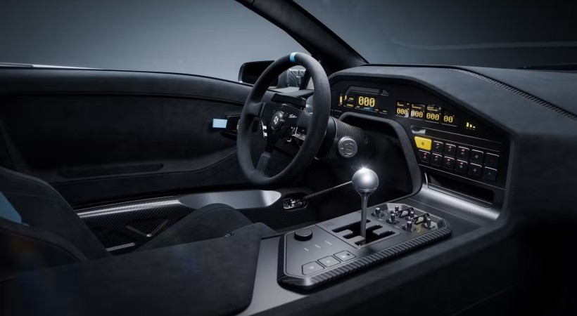 En el interior tenemos volante de aluminio negro forrado en Alcántara, con un detalle azul en la parte superior, y asientos con refuerzos en microfibra y un patrón central específico. Foto: Eccentrica