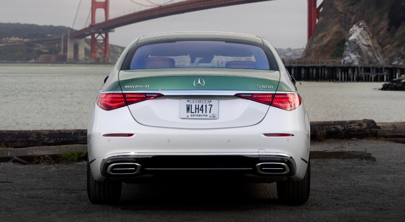 Inspirado en los paisajes de Pebble Beach y Monterey, la carrocería de este modelo luce una pintura bicolor diseñada exclusivamente para esta edición. Foto: Mercedes-Maybach