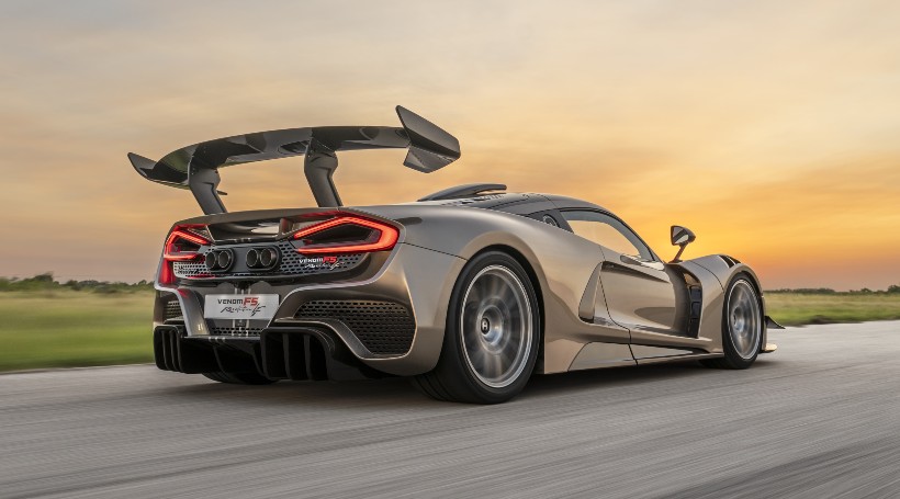 Un enorme alerón corona la parte posterior. Foto: Hennessey