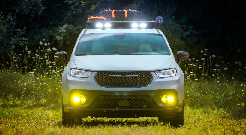 El proyecto suma accesorios de aventura como el portaequipajes Rhino-Rack en el techo, luces auxiliares TYRI LED y un toldo retráctil ARB. Foto: Chrysler