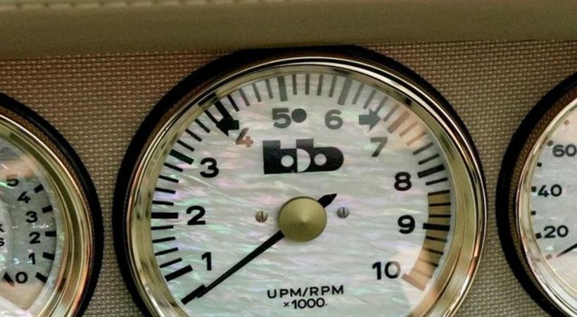 El tablero incluye instrumentos con fondos de nácar rodeados por marcos de oro de 24 quilates, inspirados en las doce puertas del cielo. Galpin Motors