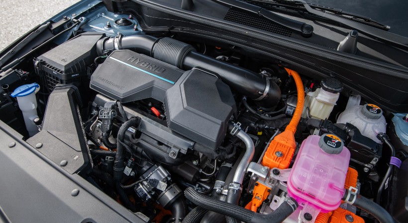 En medio se encuentra el híbrido convencional, con motor 1.6 turbo asistido por dos motores eléctricos y batería de iones de litio, gestionados por una caja automática de seis velocidades. Foto: Kia