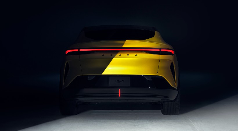 La parte trasera incorpora una luz horizontal que recorre todo el ancho del vehículo. Foto: Acura