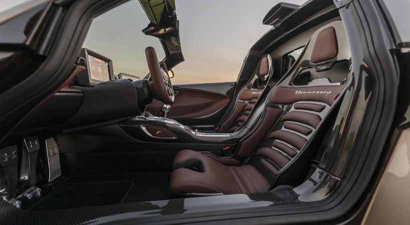 El interior también fue personalizado a detalle. Foto: Hennessey