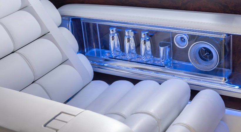 Incluso hay detalles como una fragancia personalizada en envase de aluminio detrás de la consola central, y vitrinas laterales para accesorios personales, inspiradas en muebles de alta gama. Foto: Mercedes-Benz