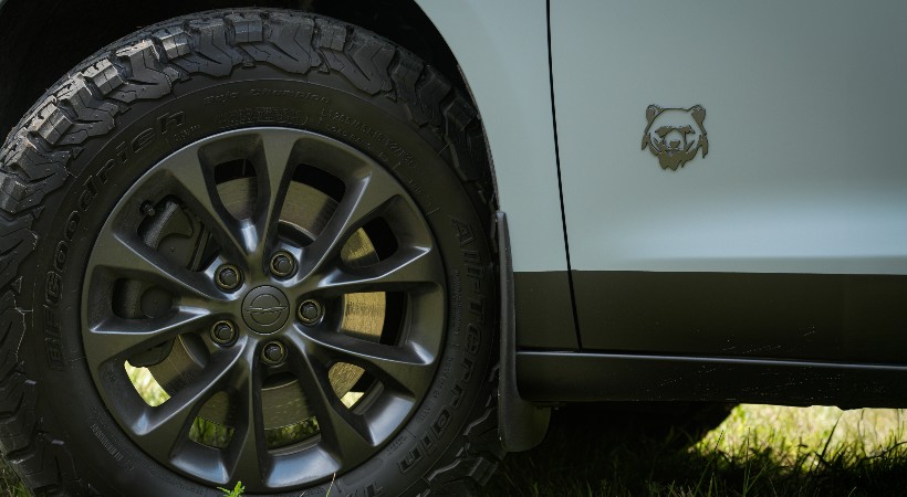 La suspensión se eleva 2.75 pulgadas al frente y 2.50 atrás, se montan neumáticos BFGoodrich KO2 de 31 pulgadas sobre rines de 18. Foto: Chrysler