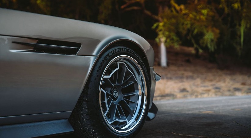 Un conjunto de rines HRE y neumáticos Michelin Pilot Sport Cup 2 acompaña frenos Brembo de 14 pulgadas. Foto: Ringbrothers