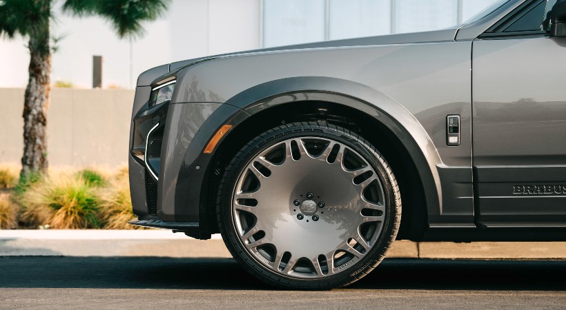 El 700 Cullinan rueda sobre ruedas forjadas Monoblock M “Platinum Edition” de 24 pulgadas. Foto: Brabus