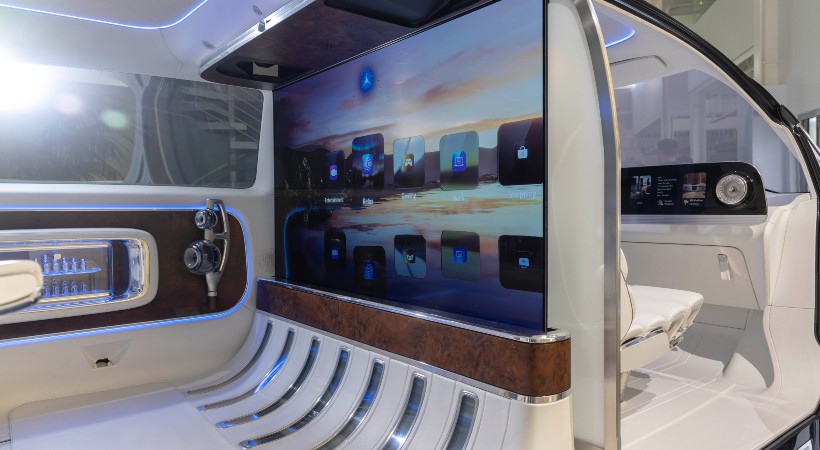 El área de pasajeros, denominada “Private Lounge”, incluye una gigantesca pantalla retráctil de 65 pulgadas en resolución 4K. Foto: Mercedes-Benz