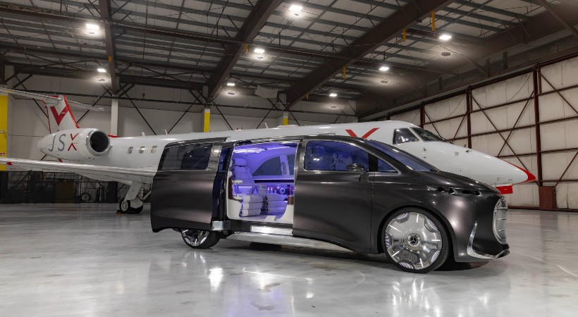 El acceso es mediante una enorme puerta corrediza. Foto: Mercedes-Benz