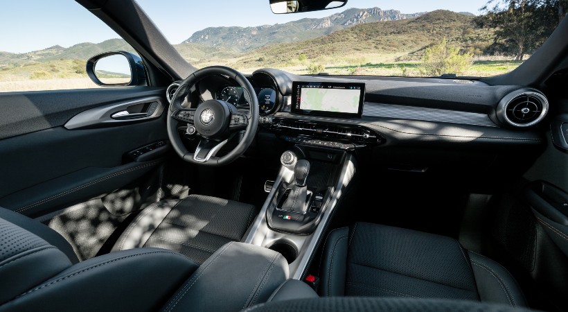 El interior sigue esa misma lógica, ya que mezcla materiales de calidad con un diseño enfocado en el conductor. Foto: Alfa Romeo