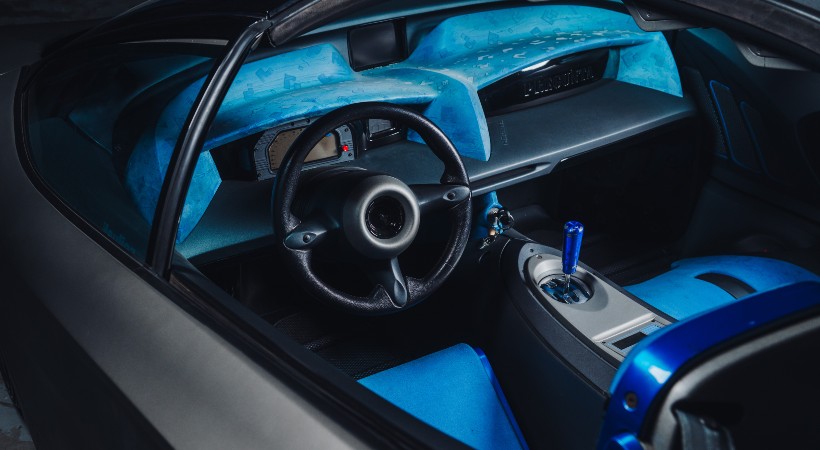 A pesar de esa estética futurista, bajo la piel sigue latiendo un superdeportivo tradicional. Foto: Broad Arrow