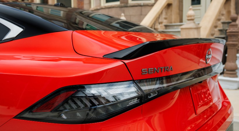 El SR añade elementos deportivos como alerón, faldones oscuros, rines de 18 pulgadas y techo bitono. Foto: Nissan