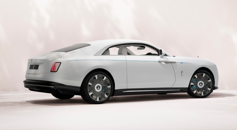 Otra propuesta apuesta por un blanco cristalizado, acompañado de un azul turquesa que adorna la raya lateral y los frenos. Foto: Rolls-Royce