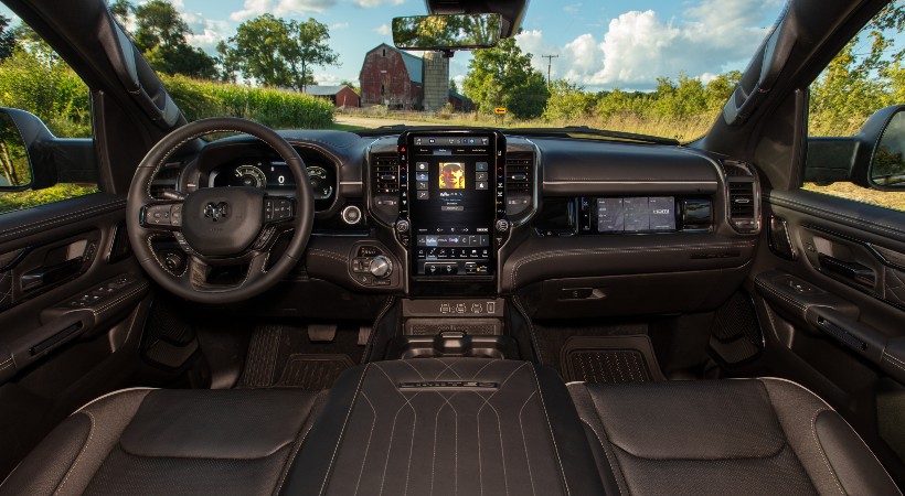 En el tablero destaca la pantalla de infotenimiento ento en formato vertical. Foto: Ram Trucks