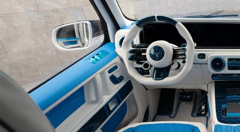 El habitáculo está recubierto casi por completo en cuero blanco, desde los asientos y el tablero hasta las alfombras. Foto: Mansory