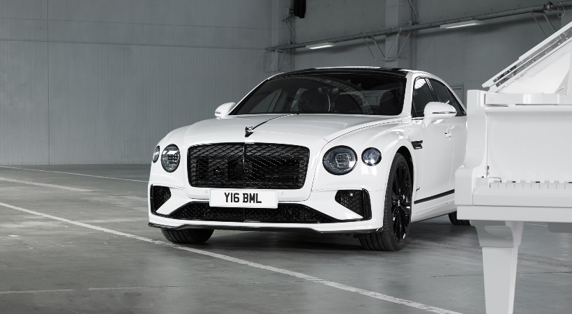 El Flying Spur Speed, mostrado por primera vez en la histórica fábrica de Steinway en Hamburgo, combina un motor híbrido V8 Ultra Performance con un acabado Arctic White. Foto: Bentley