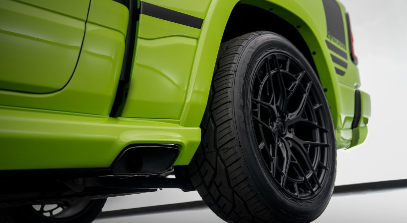 Escape lateral con puntas negras que sobresalen frente a las ruedas traseras en ambos lados. Foto: Ram