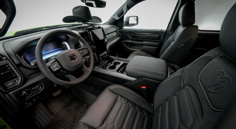 En el interior, el verde se usa con moderación, como costuras de contraste en los asientos y el descansabrazos central. Foto: Ram