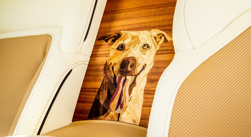 El detalle más sobresaliente se encuentra en la parte trasera: un retrato en marquetería de Bailey situado entre los asientos. Foto: Rolls-Royce