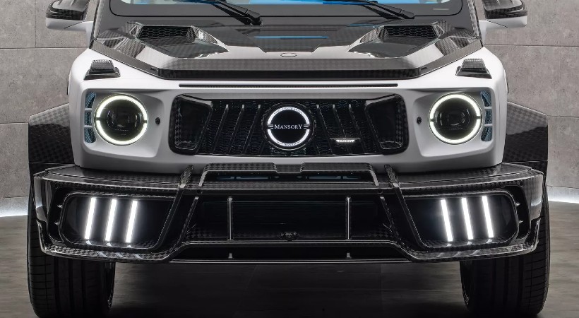 La sección frontal incorpora parachoques, parrilla y capó completamente fabricados en carbono expuesto. Foto: Mansory