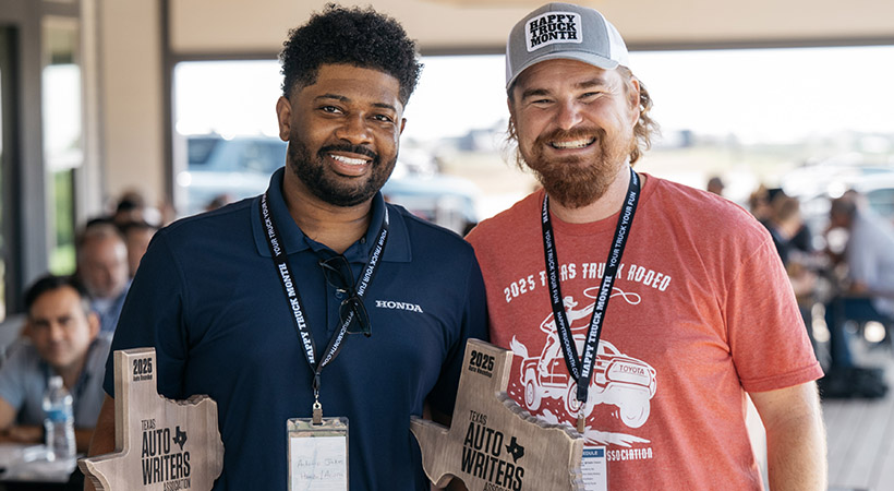 Antonio Jakes, de Honda- Acura, recibiendo los trofeos de TAWA. Foto: Kevin McKauley