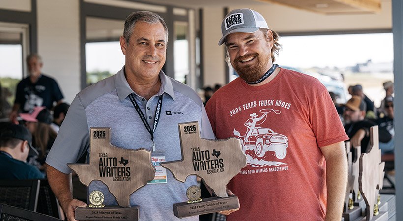 Greg Thome, de Toyota, recibiendo la presea. Foto: Kevin McKauley