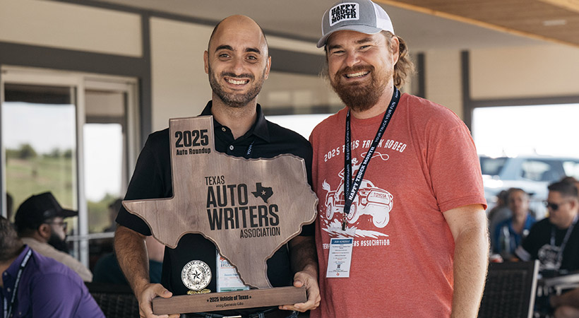 Jason Faharid, de Genesis, recibiendo la presea de TAWA. Foto: Kevin McKauley