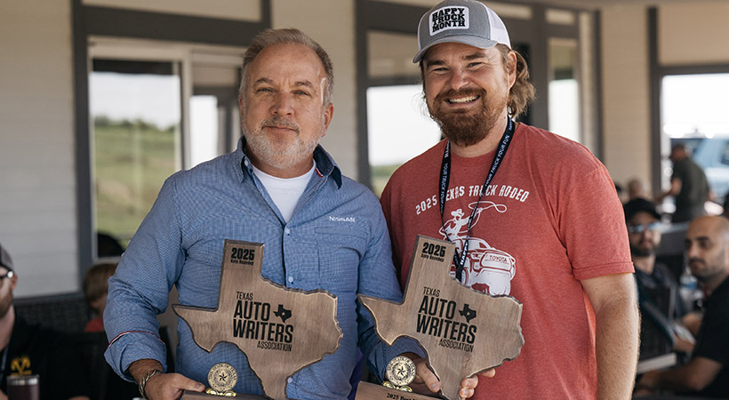 Steve Parrett, de Nissan, recibiendo las preseas. Foto: Kevin McKauley