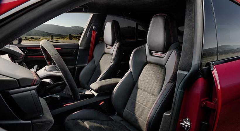 El interior mantiene el estilo deportivo y amplio del modelo a gasolina. Foto: Porsche