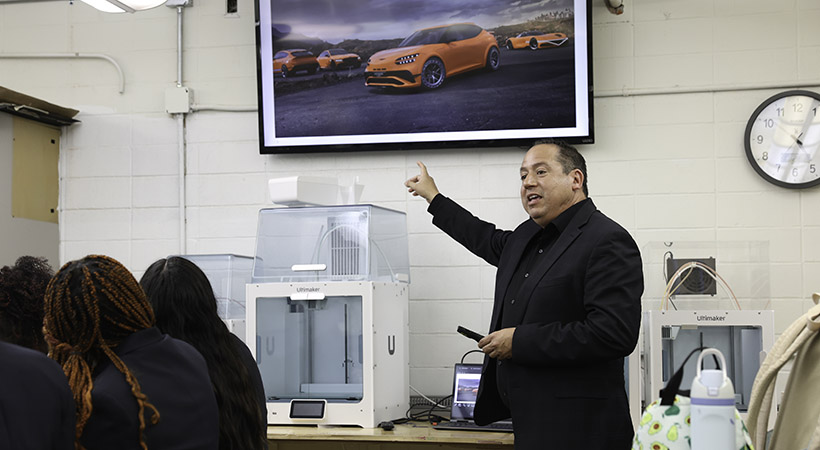Los jóvenes de la escuela tuvieron oportunidad de saber un poco más de los coches de la marca de lujo. Foto: Genesis