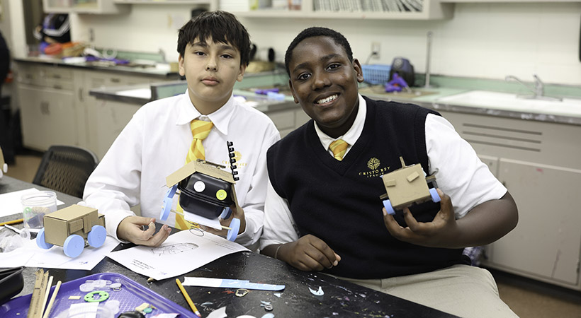 Esta iniciativa busca inspirar a los jóvenes a pensar de manera creativa y a comprender cómo el arte y la ciencia se entrelazan en el proceso de desarrollo automotriz. Foto: Genesis