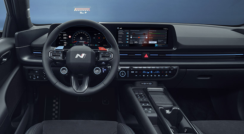 El interior, enfocado en la conducción deportiva, combina un esquema en negro con detalles azules, asientos tipo cubo en Alcántara y cuero. Foto: Hyundai