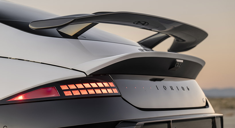 La aerodinámica, inspirada en competición, incluye un alerón “swan-neck”. Foto: Hyundai