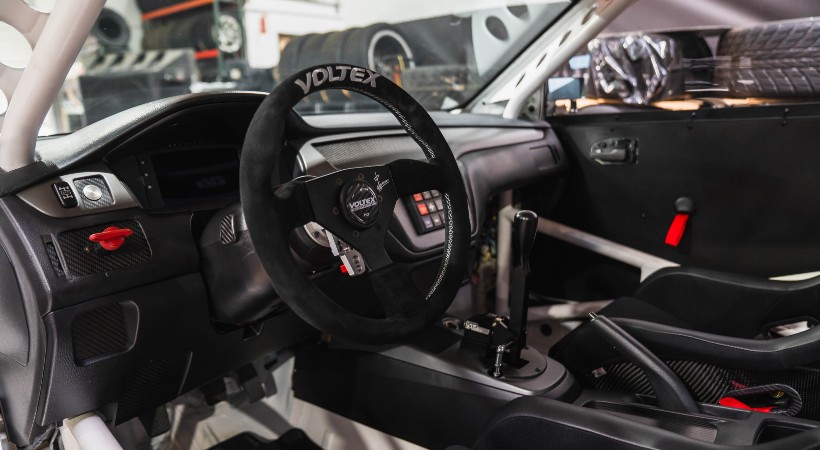 El interior cuenta con jaula antivuelco, asientos Bride Voltex ZETA IV y equipamiento MoTeC. Foto: Eneos