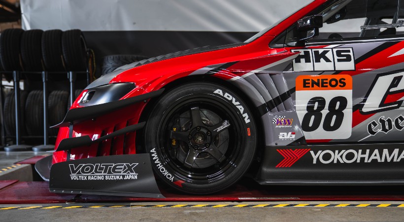 La suspensión KW Motorsports, frenos AP Racing, ejes CyberEVO, y rines Yokohama ADVAN GT Beyond-R completan su arsenal técnico. Foto: Eneos 