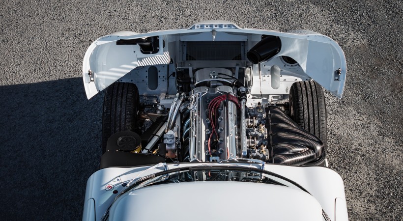 Su motor de seis cilindros en línea y 4.7 litros utiliza bielas de titanio y tres carburadores Weber, lo que eleva el régimen máximo en 500 rpm. Foto: Eagle