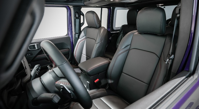 En el habitáculo, la experiencia mejora con un sistema de audio Alpine y asientos tapizados en cuero Nappa negro. Foto: Jeep