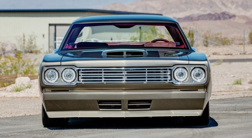 Los faros LED cuádruples, incrustados en una parrilla rediseñada y escoltados por defensas artesanales y un spoiler afilado, le otorgan una mirada amenazante. Foto: Mecum Auctions