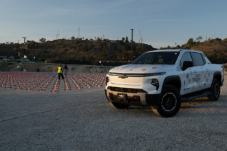 Luces, nieve y electricidad con la Chevrolet Silverado EV TrailBoss 2026 en Detroit