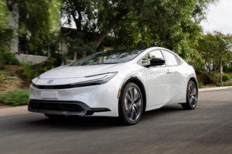 Toyota Prius Plug-In Hybrid 2025: Diseño audaz, manejo confortable y el mismo rendimiento insuperable