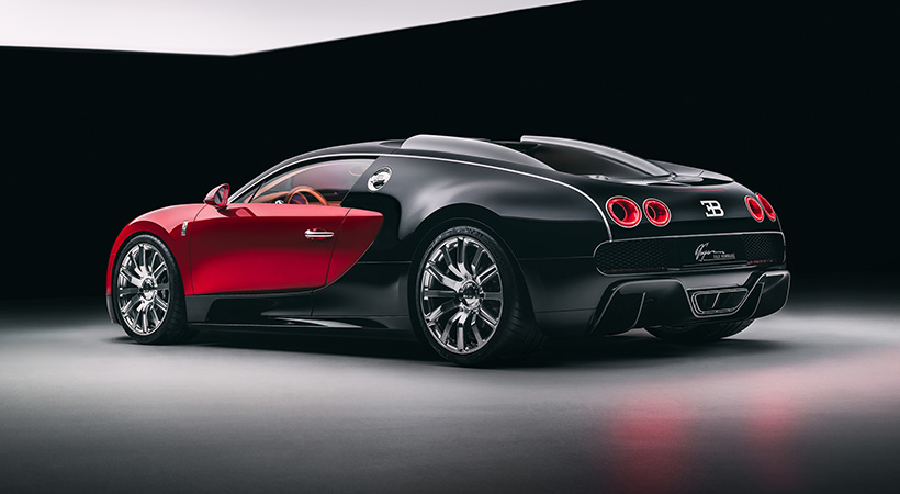 La pintura combina rojo intenso con una base plateada de aluminio y un barniz transparente teñido. Foto: Bugatti