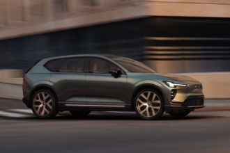Volvo EX60 2027 llega con todo: Más autonomía, carga ultrarrápida y acceso a la red Tesla